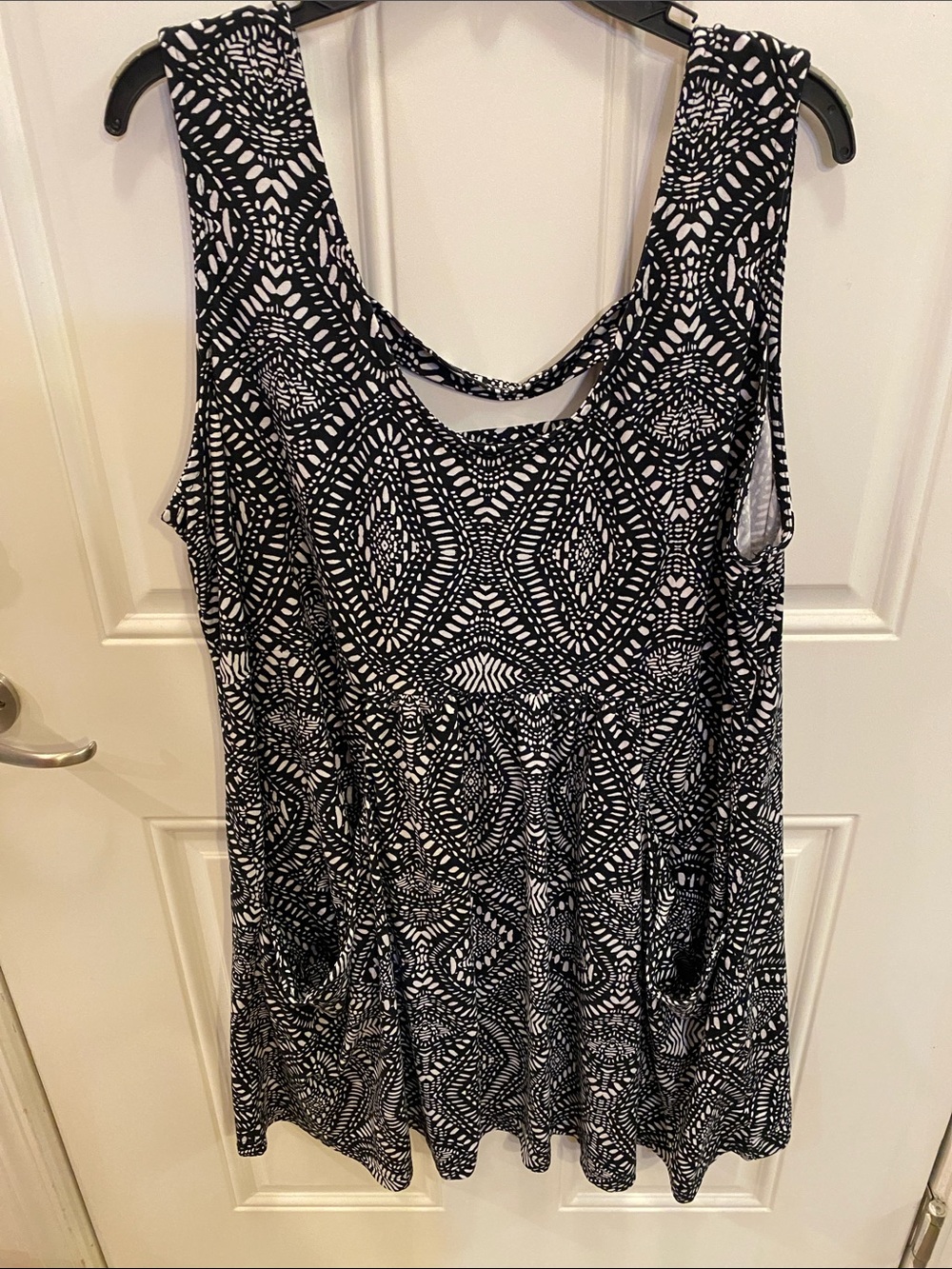 Women’s Black & White Geometric Swim Coverup